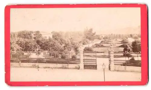 Fotografie P. Kaeser, Wien, Kärntnerring Nr. 2, Ansicht Wien, Blick auf einen üppigen Volksgarten mit kunstvollen Toren