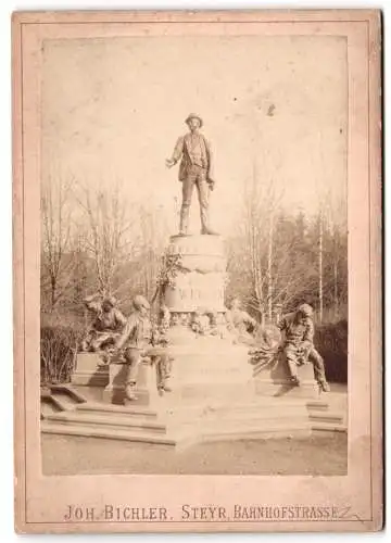 Fotografie Joh. Bichler, Steyr, Bahnhofstrasse, Ansicht Steyr, das Werndl-Denkmal mit Figurenensemble