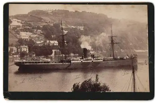Fotografie unbekannter Fotograf, Ansicht Dartmouth, Dampfer SS Hawarden Castle vor der Küste