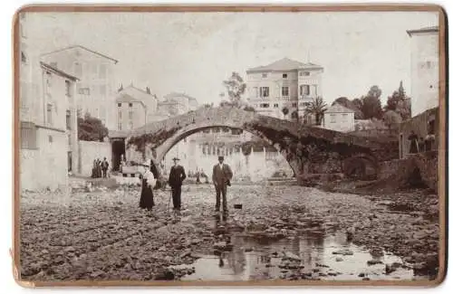 Fotografie unbekannter Fotograf, Ansicht Nervi, historische Brücke und Uferlandschaft