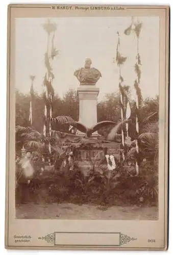 Fotografie H. Hardt, Limburg a.d. Lahn, Ansicht Diez / Lahn, eindrucksvolle Büste Kaiser Friedrich III