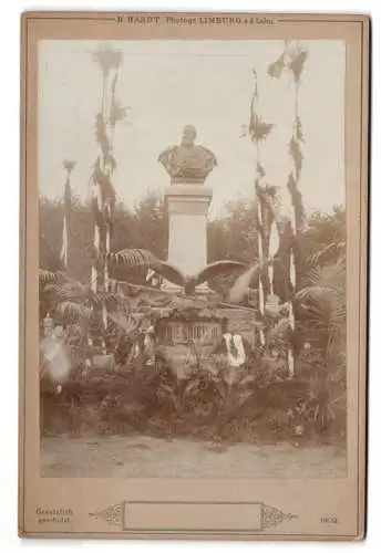 Fotografie H. Hardt, Limburg a.d. Lahn, Ansicht Diez / Lahn, Büste von Friedrich III umgeben von Fahnen und Pflanzen