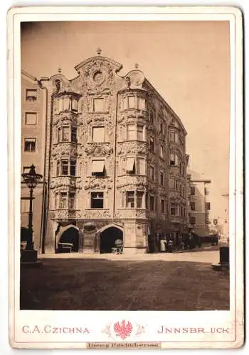 Fotografie C.A. Czichna, Innsbruck, Ansicht Innsbruck, Herzog Friedrichstrasse, prächtiges Barockgebäude