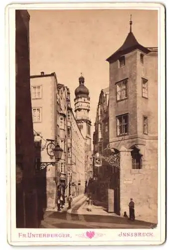 Fotografie Fr. Unterberger, Innsbruck, Ansicht Innsbruck, Blick auf eine malerische Strassenszene