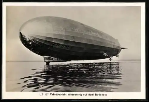 Fotografie Zeppelin LZ 127 bei Wasserung auf dem Bodensee