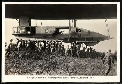 Fotografie Militär Luftschiff, Bodenpersonal hält Führergondel eines Armee-Luftschiffes am Boden