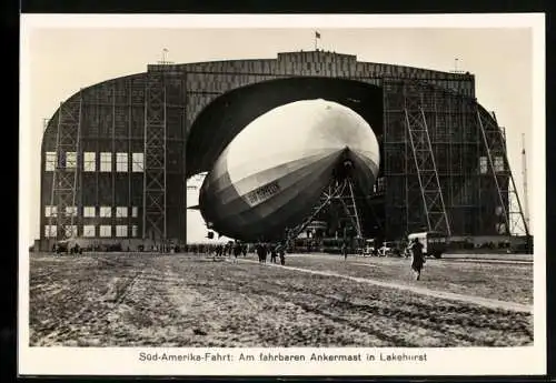 Fotografie Ansicht Lakehurst, Zeppelin Graf Zeppelin wird am Ankermast aus der Halle gefahren