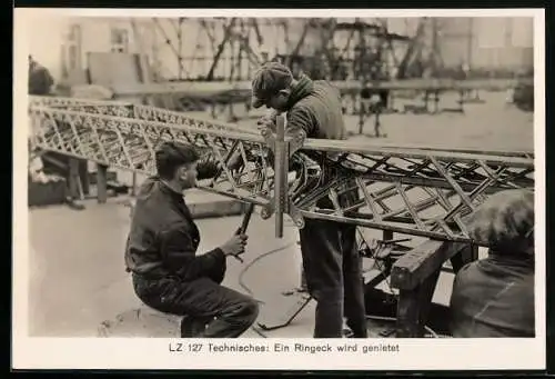 Fotografie Zeppelin, LZ 127, Techniker nieten ein Rineck des Zeppelin