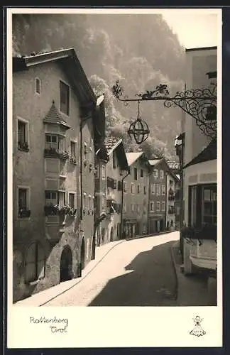 AK Rattenberg /Tirol, Strassenpartie mit Wohnhäusern und Zunftschild