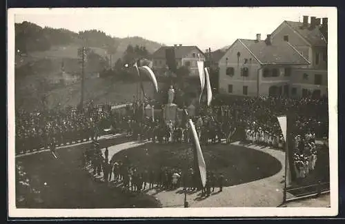 Foto-AK Bad Ischl, Prozession vor Denkmal