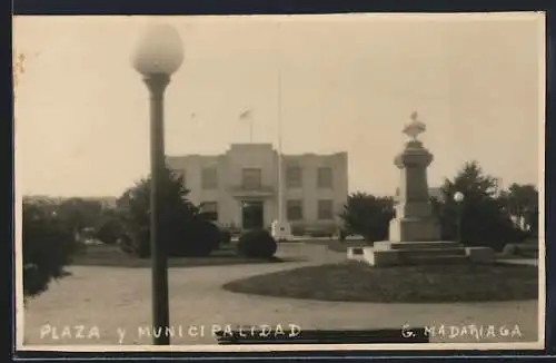 AK General Madriaga, Plaza y Municipalidad