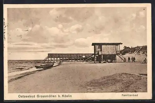 AK Grossmöllen b. Köslin, Am Familienbad, Strandpartie mit Pfahlgebäude