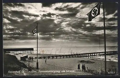 AK Grossmöllen /Ostsee, Sonnenuntergang am Strand, mit flaggen