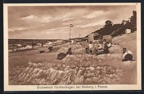 AK Henkenhagen /Kolberg, Strandpartie mit Sandburgen