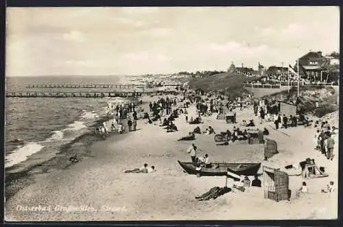 AK Grossmöllen /Ostsee, Strandpanorama mit Boot und Gebäuden