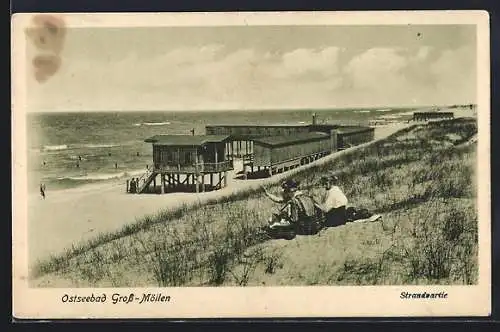 AK Gross-Möllen /Ostsee, Strandpartie mit Dünen und Pfahlgebäuden