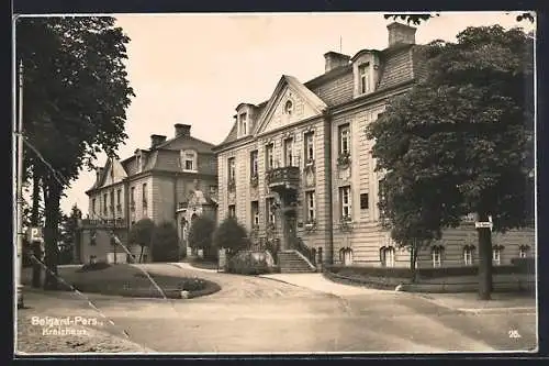 AK Belgard /Pers., Kreishaus mit Einfahrt, Ansicht von der Strasse