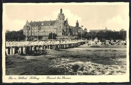 AK Kolberg, Strand mit Seesteg und Strandschloss bei Sturm, -Fahnen