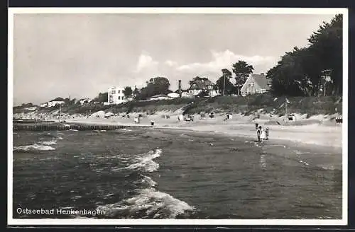 AK Henkenhagen /Ostsee, Ortspanorama mit Strand, vom Wasser gesehen