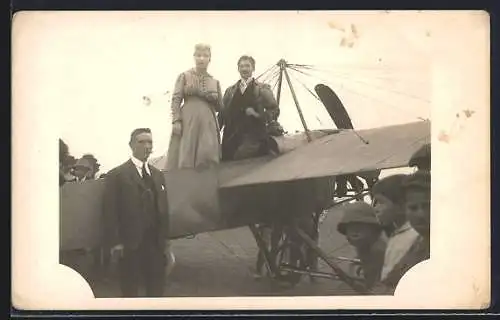 Foto-AK Eindecker-Flugzeug mit Dame im Cockpit