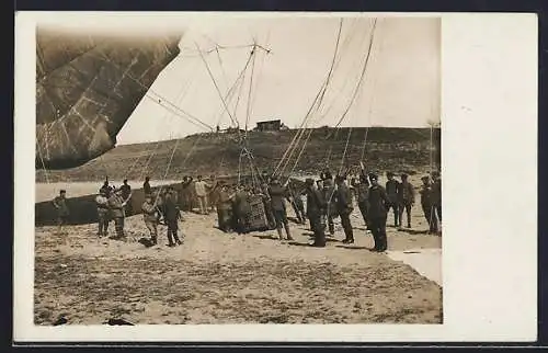 Foto-AK Deutsche Soldaten mit Ballon