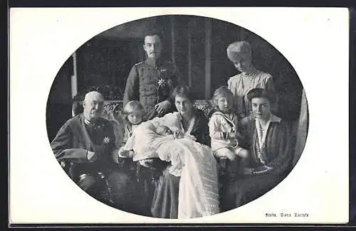AK Herzogenpaar Prinz Ernst August und Victoria Luise zu Braunschweig mit seinen Kindern