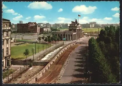 AK Berlin, Brandenburger Tor mit Berliner Mauer