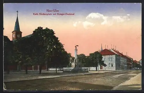 AK Neu-Ulm, Kath. Kirchenplatz mit Krieger-Denkmal und Strasse