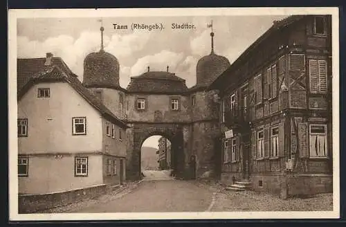 AK Tann / Rhön, Stadttor mit angrenzenden Gebäuden