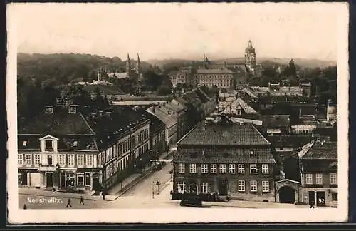 AK Neustrelitz, Strassenszene von oben mit Geschäften
