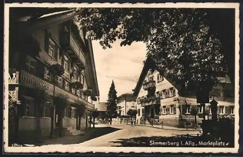 AK Simmerberg i. Allg., Blick auf den Marktplatz mit Bäumen