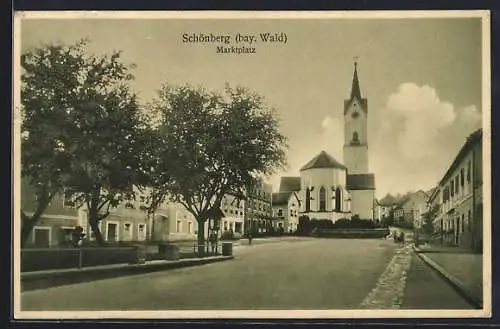 AK Schönberg / Bay. Wald, Marktplatz mit Blick zur Kirche