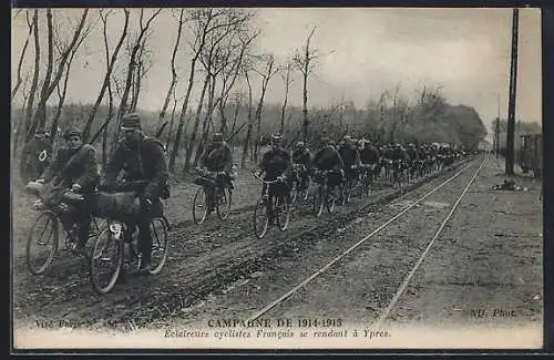 AK Ypres, Campagne de 1914-1915, Eclaireurs cyclistes Francais se rendant