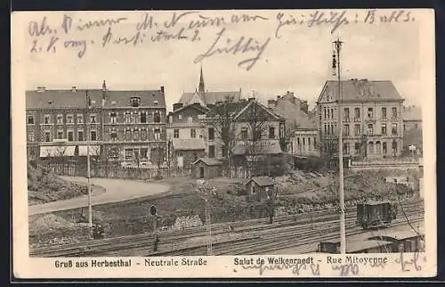 AK Herbesthal, Neutrale Strasse mit Bahngleisen und einzelnem Wagon