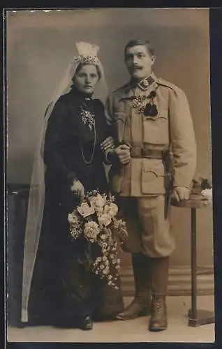 Foto-AK Österreichischer Gebirgsjäger mit seiner Braut