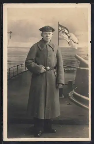 Foto-AK Matrose mit Mützenband Kriegsschiff SMS Derfflinger