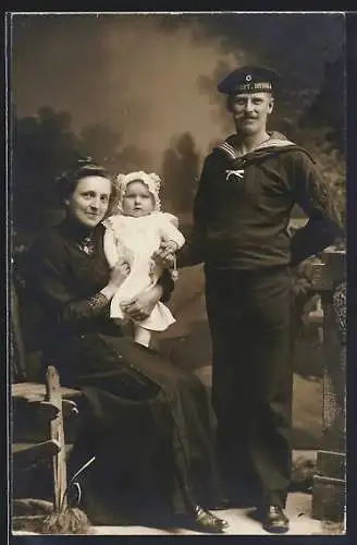 Foto-AK Matrose mit Mützenband Werft-Division