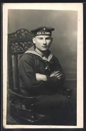 Foto-AK Matrose mit Mützenband Kriegsschiff SMS Vineta