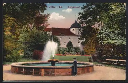 AK Zittau i. Sa., Stadtgärtner mit Springbrunnen