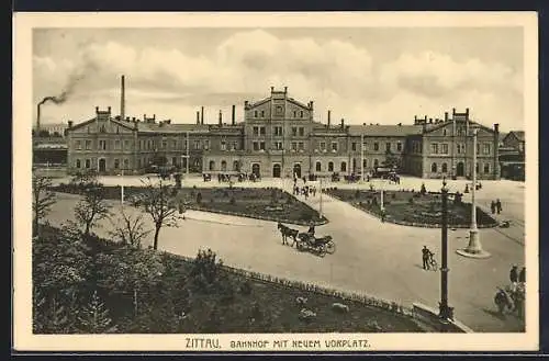 AK Zittau, Bahnhof mit neuem Vorplatz, Pferdekutsche