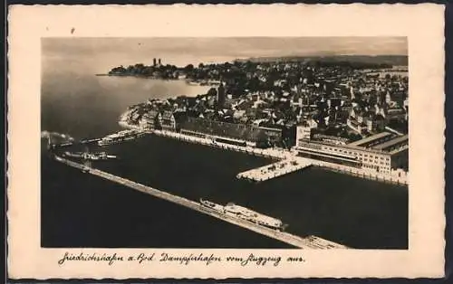 AK Friedrichshafen, Ortsansicht mit Dampferhafen vom Flugzeug aus