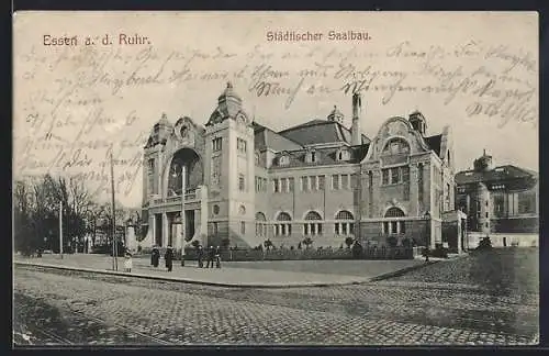 AK Essen, Städt. Saalbau mit Passanten
