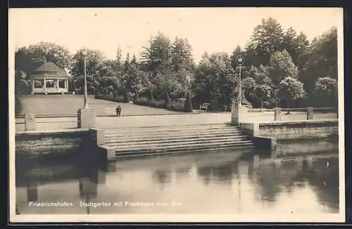 AK Friedrichshafen i. B., Stadtgarten mit Freitreppe zum See