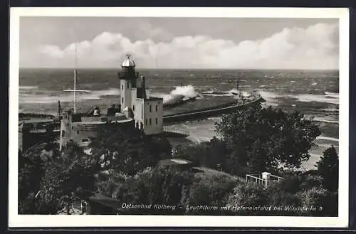 AK Kolberg, Leuchtturm mit Hafeneinfahrt bei Windstärke 9