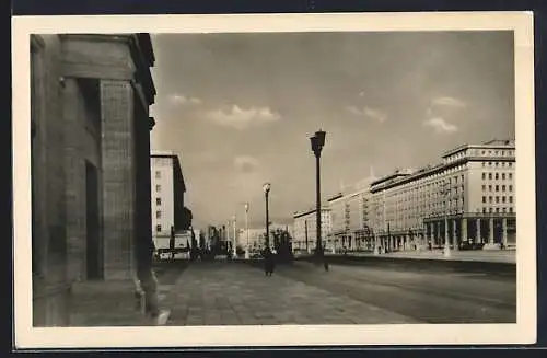 AK Berlin, Blick zur HO-Gaststätte Budapest in der Stalinallee