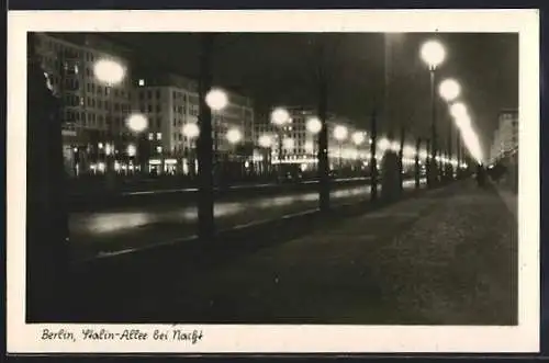 AK Berlin, Stalin-Allee bei Nacht