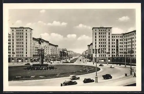 AK Berlin-Friedrichshain, Stalinallee, Partie am Strausberger Platz
