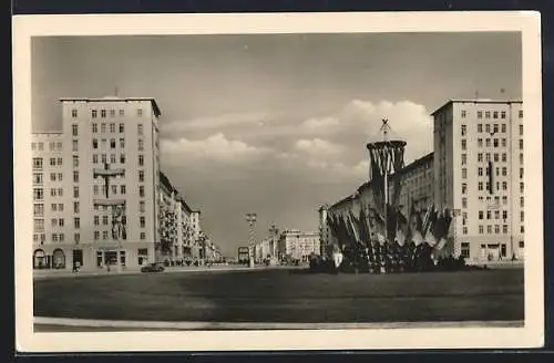 AK Berlin, Fahnen und Kranz auf den Strausberger Platz