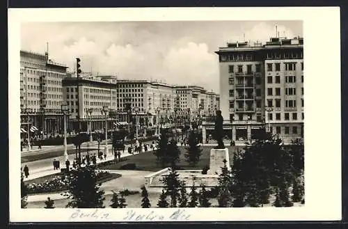 AK Berlin, Stalinallee mit Denkmal