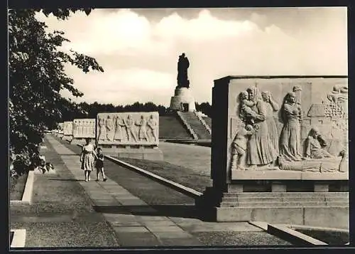 AK Berlin, Sowjetisches Ehrenmal in Treptow mit besuchender Mutter und Sohn